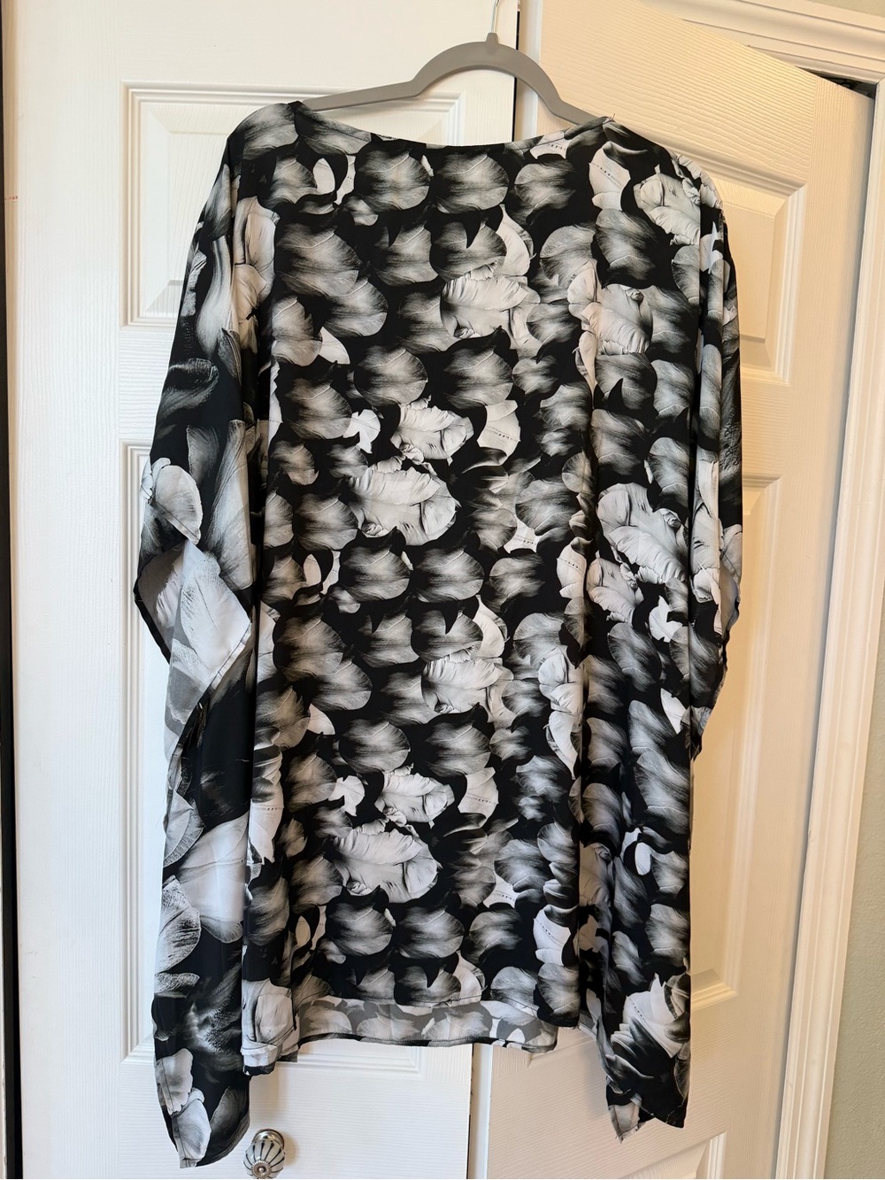 Bryn Walker Shirt Womens Large Black Rose Petal Graphic Flowy Art to Wear Tunic - Picture 4 of 4